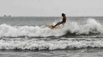 Berselancar di Pantai Air Manis