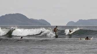 Berselancar di Pantai Air Manis