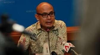 Juru Bicara Kementerian Luar Negeri (Kemenlu) Arrmanatha Nasir memberikan paparan kepada wartawan saat Press Briefing di Jakarta, Kamis (28/4/2016). [Suara.com/Oke Atmaja]