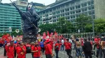 Depan Istana Jokowi Mulai Menghangat, Ribuan Buruh Kumpul di Sana