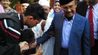 Usai Salami Habibie, Pelajar Ini Ceria dan Tak Mau Cuci Tangan