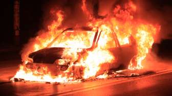 Mobil Ford Fiesta Terbakar di Tol Jagorawi, Api Berkobar di Kap Mesin