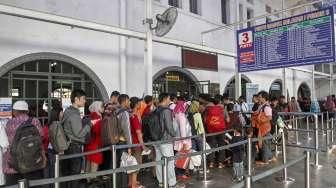 Penumpang Padati Stasiun Senen
