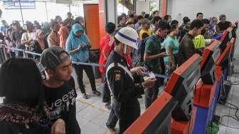 Penumpang Padati Stasiun Senen
