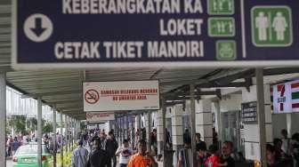 Penumpang Padati Stasiun Senen