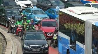 Sejumlah mobil terjebak macet di Bunderan Hotel Indonesia macet, Jakarta, Rabu (11/5). Macet tersebut dikarenakan adanya aksi demonstrasi di depan kedutaan besar Jepang. [Oke Atmaja]