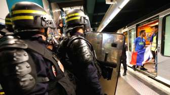 Polisi anti-huru-hara Prancis melakukan uji coba pengamanan saat menghadapi &#039;pengacau&#039; Euro 2016, di Stasiun Kereta Marseille, Rabu (4/5) pekan lalu. [Reuters/Jean-Paul Pelissier]