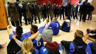 Polisi anti-huru-hara Prancis melakukan uji coba pengamanan saat menghadapi &#039;pengacau&#039; Euro 2016, di Stasiun Kereta Marseille, Rabu (4/5) pekan lalu. [Reuters/Jean-Paul Pelissier]