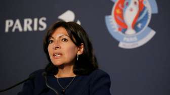 Wali Kota Paris, Anne Hidalgo, berbicara dalam jumpa pers terkait penyiapan Fan Zone Euro 2016, di lokasi Tour Eiffel, Paris, Senin (9/5/2016). [Reuters/Gonzalo Fuentes]