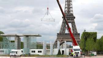 Para pekerja tampak menyiapkan fasilitas Fan Zone Euro 2016 di lokasi Tour Eiffel di Paris, Prancis, Senin (9/5/2016). [Reuters/Gonzalo Fuentes]