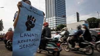 Sejumlah aktivis menggelar aksi #SistersInDanger terkait masalah kekerasan seksual terhadap anak dan perempuan, di depan Gedung DPR, Jakarta, Rabu (11/5/2016). [Suara.com/Kurniawan Mas'ud]