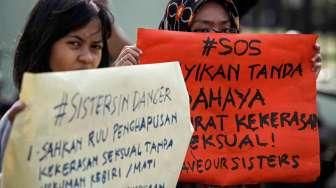 Sejumlah aktivis menggelar aksi #SistersInDanger terkait masalah kekerasan seksual terhadap anak dan perempuan, di depan Gedung DPR, Jakarta, Rabu (11/5/2016). [Suara.com/Kurniawan Mas'ud]