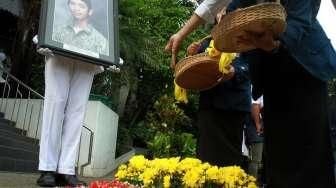 Sejumlah Mahasiswa Trisakti memperingati tragedi 12 Mei 1998, di Kampus Triskati, Jakarta, Kamis (12/5). [Suara.com/Oke Atmaja]