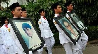 Sejumlah Mahasiswa Trisakti memperingati tragedi 12 Mei 1998, di Kampus Triskati, Jakarta, Kamis (12/5). [Suara.com/Oke Atmaja]