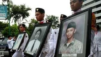 Sejumlah Mahasiswa Trisakti memperingati tragedi 12 Mei 1998, di Kampus Triskati, Jakarta, Kamis (12/5). [Suara.com/Oke Atmaja]