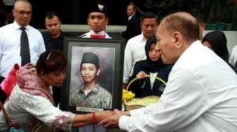 Sejumlah Mahasiswa Trisakti memperingati tragedi 12 Mei 1998, di Kampus Triskati, Jakarta, Kamis (12/5). [Suara.com/Oke Atmaja]