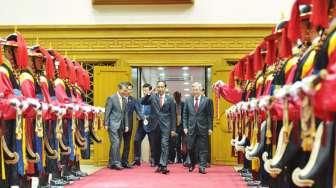 21 Dentuman Meriam Sambut Kedatangan Presiden Jokowi di Seoul