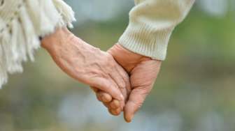Menyentuh, Kisah Cinta Sejati Kakek Nenek Saling Jaga di Rumah Sakit