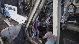 Bus Transjakarta Ditabrak Kereta Api