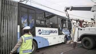 Bus Transjakarta Ditabrak Kereta Api