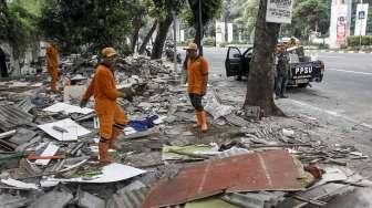 Trotoar Kawasan GBK Dibersihkan