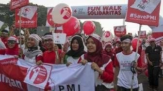 Ribuan relawan Palang Merah Indonesia (PMI) mengikuti jalan sehat dalam acara 