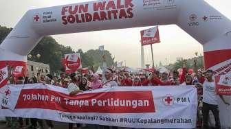 Ribuan relawan Palang Merah Indonesia (PMI) mengikuti jalan sehat dalam acara 