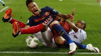 Neymar diganjal pemain Sevilla Mariano di FInal Copa Del Rey. [Reuters / Sergio Perez]