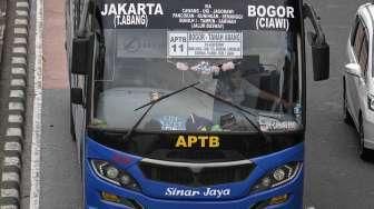 Angkutan Perbatasan Terintegrasi Bus Transjakarta (APTB) saat melintas di jalur busway di kawasan Gatot Soebroto, Jakarta, Senin (23/5). [suara.com/Kurniawan Mas'ud]