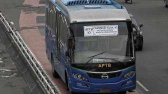 Angkutan Perbatasan Terintegrasi Bus Transjakarta (APTB) saat melintas di jalur busway di kawasan Gatot Soebroto, Jakarta, Senin (23/5). [suara.com/Kurniawan Mas'ud]