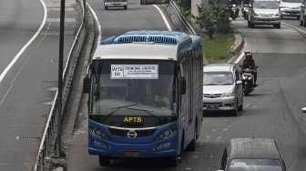 Angkutan Perbatasan Terintegrasi Bus Transjakarta (APTB) saat melintas di jalur busway di kawasan Gatot Soebroto, Jakarta, Senin (23/5). [suara.com/Kurniawan Mas'ud]