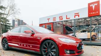 Mobil Tesla Tanpa Pengemudi Tabrak Pohon, Dua Penumpang Tewas