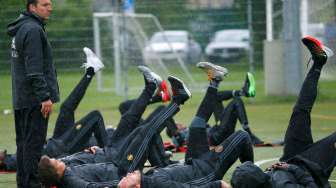 Para pemain timnas Belgia melakukan latihan 1. (Reuters/Ruben Sprich)