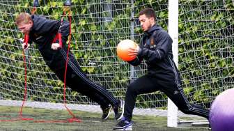 Para pemain timnas Belgia melakukan sesi latihan 4. (Reuters/Ruben Sprich)