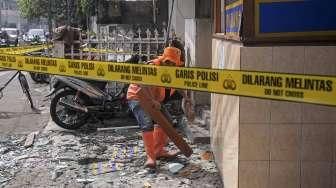 Petugas kepolisian melakukan pemeriksaan di lokasi ledakan yang terjadi di rumah makan nasi Padang kawasan Slipi, Jakarta, Selasa (24/5). [Suara.com/Kurniawan Mas'ud]