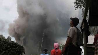 Sinabung Kembali Terbatuk, Hujan Abu Guyur Medan