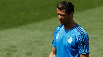 Bintang Real Madrid, Cristano Ronaldo meninggalkan lapangan. Reuters/Andrea Comas