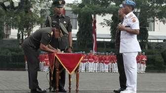 Panglima TNI Jenderal Gatot Nurmantyo memimpin sertijab jabatan Danpaspampres dari Mayjen Andika Perkasa yang digantikan Brigjen TNI Bambang Suswanto di Jakarta, (25/5). [Suara.com/Oke Atmaja]