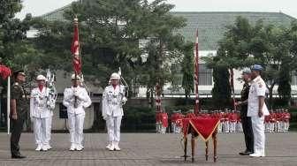 Panglima TNI Jenderal Gatot Nurmantyo memimpin sertijab jabatan Danpaspampres dari Mayjen Andika Perkasa yang digantikan Brigjen TNI Bambang Suswanto di Jakarta, (25/5). [Suara.com/Oke Atmaja]