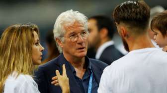 Aktor Richard Gere berbicara dengan kapten Real Madrid Sergio Ramos usai memenangi Liga Champions. Reuters / Stefan Wermuth.