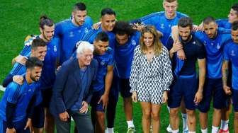 Aktor Richard Gere bersama kekasihnya, Alejandra Silva berfoto dengan pemain Real Madrid saat melakukan latihan kemarin. Reuters / Tony Gentile