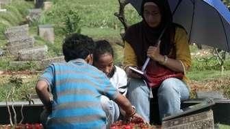 Sejumlah umat Muslim tampak berziarah di Tempat Pemakamam Umum (TPU) Karet Bivak, Jakarta, Minggu (29/5/2016). [Suara.com/Oke Atmaja]