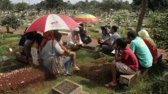 Sejumlah umat Muslim tampak berziarah di Tempat Pemakamam Umum (TPU) Karet Bivak, Jakarta, Minggu (29/5/2016). [Suara.com/Oke Atmaja]