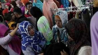 Suasana di Pasar Tanah Abang, Jakarta, Minggu (29/5/2016), beberapa hari menjelang bulan suci Ramadan. [Suara.com/Oke Atmaja]