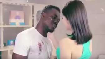 Tampilkan Lelaki Kulit Hitam Jadi Putih, Iklan Ini Picu Kehebohan