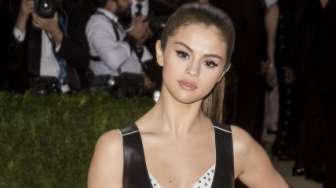 Heboh Foto Selena Gomez Ciuman dengan The Weeknd