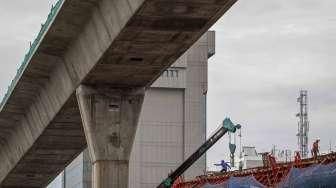 Sejumlah pekerja menyelesaikan proyek jalan layang Transjakarta Koridor XIII jalur Tendean-Blok M-Ciledug di Jalan Trunojoyo, Jakarta, Selasa (31/5/2016). [Suara.com/Kurniawan Mas'ud]