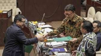 Komisi II DPR bersama pemerintah yang diwakili Mendagri Tjahjo Kumolo, menggelar rapat membahas beda pandangan dalam revisi UU Pilkada, di Kompleks Parlemen, Senayan, Jakarta, Selasa (31/5/2016). [Suara.com/Kurniawan Mas&#039;ud]