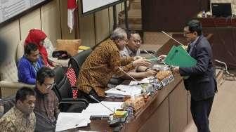 Komisi II DPR bersama pemerintah yang diwakili Mendagri Tjahjo Kumolo, menggelar rapat membahas beda pandangan dalam revisi UU Pilkada, di Kompleks Parlemen, Senayan, Jakarta, Selasa (31/5/2016). [Suara.com/Kurniawan Mas&#039;ud]
