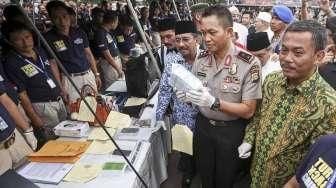 Polda Metro Jaya mengungkap sejumlah kasus hasil kejahatan di Jakarta dan sekitarnya selama dua pekan Operasi Pekat Jaya, di Jakarta, Jumat (3/6/2016). [Suara.com/Kurniawan Mas'ud]